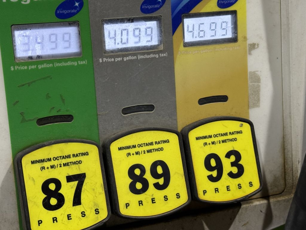 Habitantes del DMV agotados por precios de gasolina y conflicto