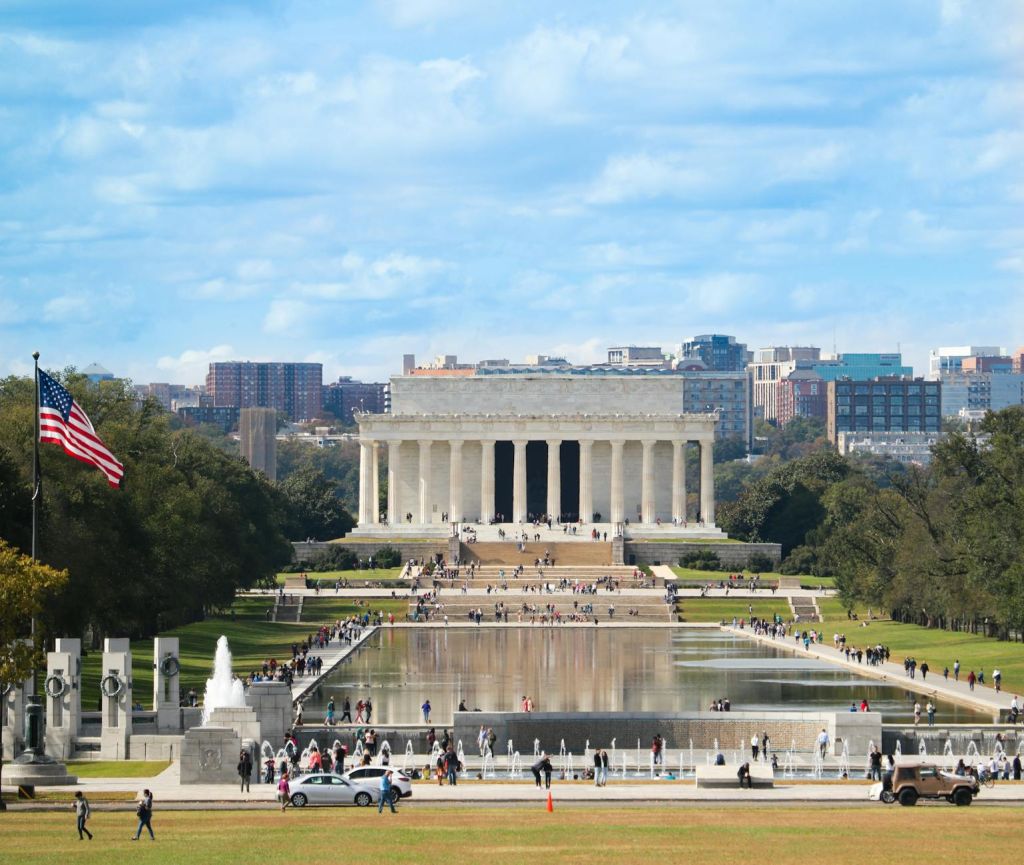 lincoln memorial on sunny day
