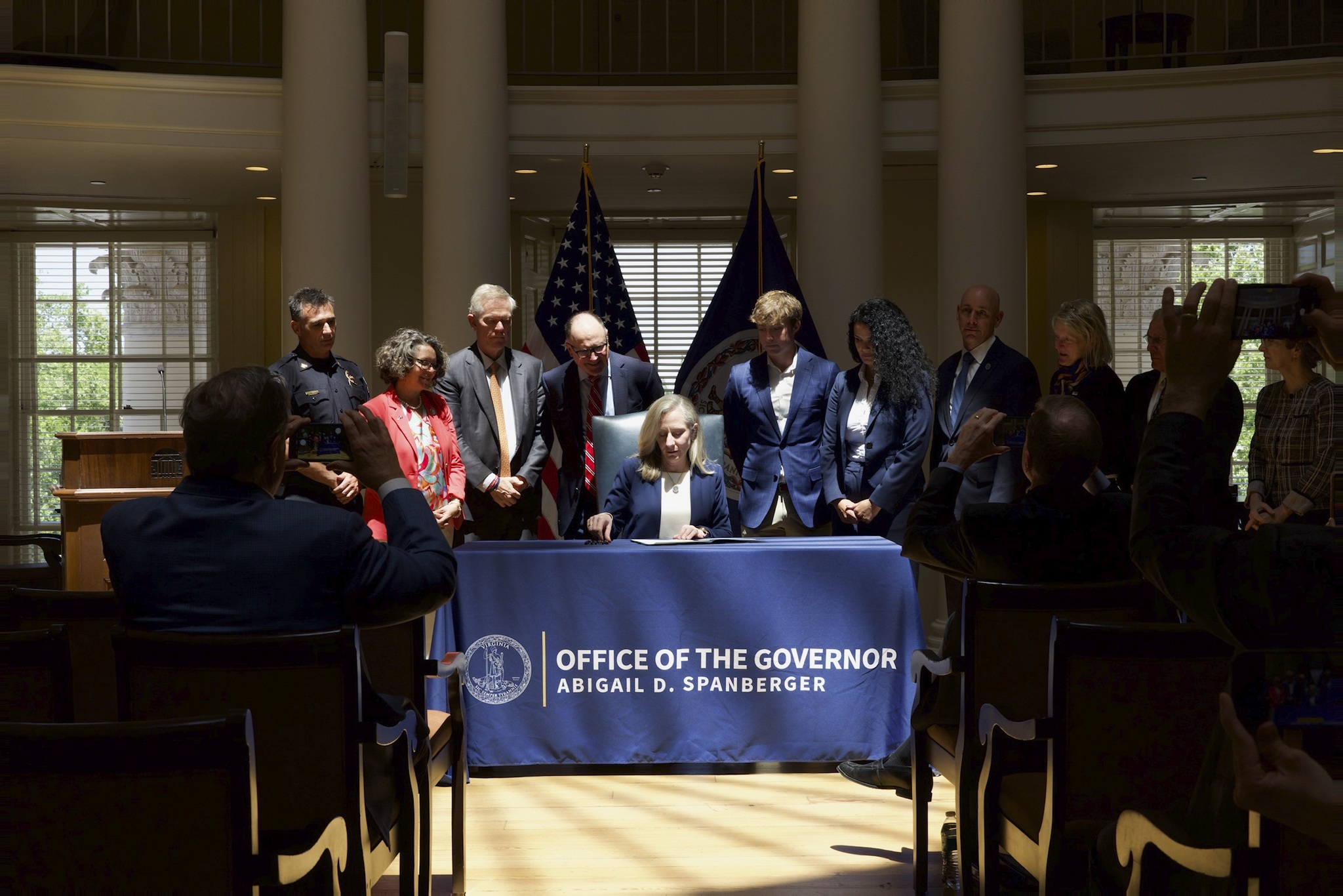 Nueva ley prohíbe uso de armas en universidades de Virginia