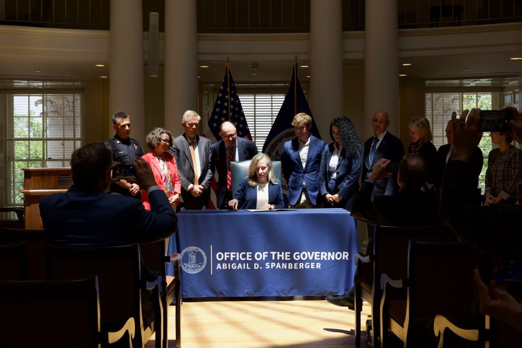 Nueva ley prohíbe uso de armas en universidades de Virginia